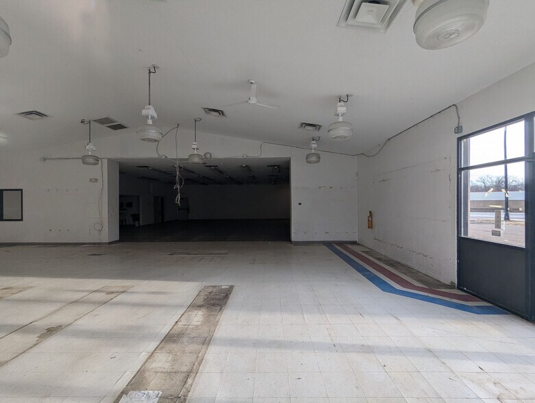 More Photos Of 151 W St Julien St, Saint Peter Freestanding For Sale