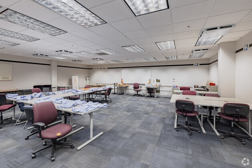 More Photos Of 4300 Fashion Square Blvd, Saginaw Office For Lease