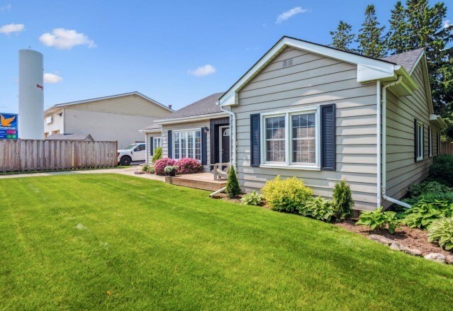 More Photos Of 935 St David St N, Fergus Service Station For Sale