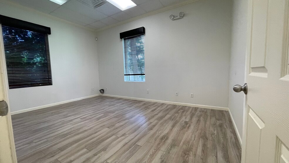 More Photos Of 3459 Pine Ridge Rd, Naples Office For Lease