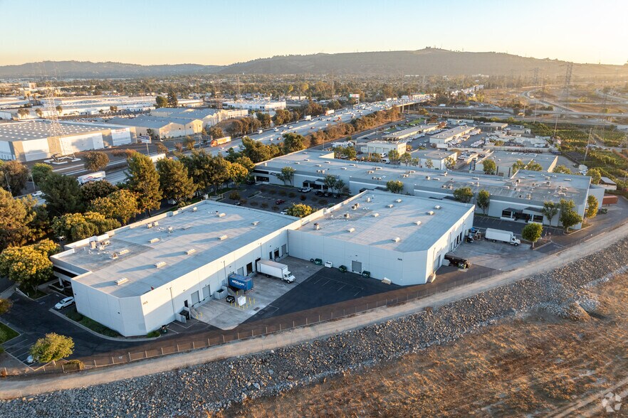 More Photos Of 365 Cloverleaf Dr, Baldwin Park Unknown For Lease