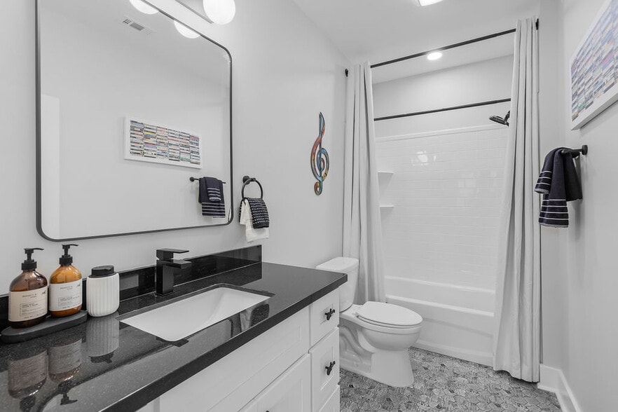 More Photos Of 156 Camellia St, Biloxi General Retail For Sale