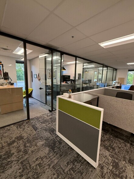 More Photos Of 650 E Devon Ave, Itasca Office For Lease