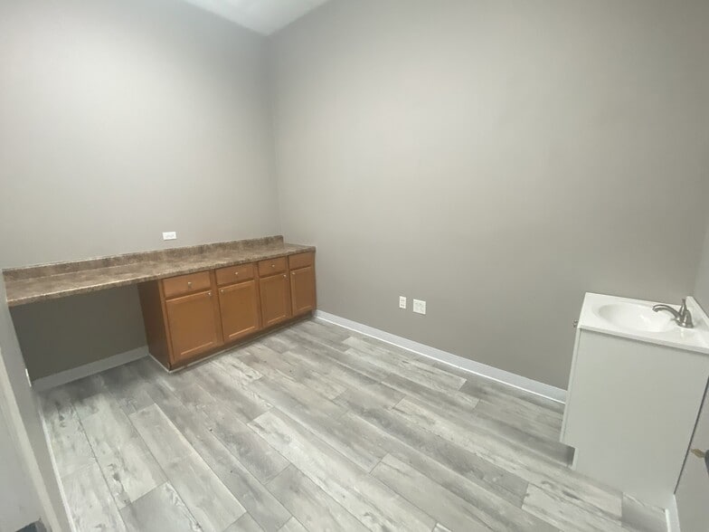 More Photos Of 2760 Aurora Ave, Naperville Storefront Retail Office For Lease