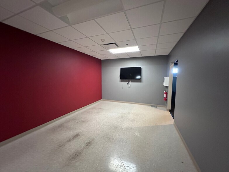 More Photos Of 5825 N 99th St, Milwaukee Office For Lease