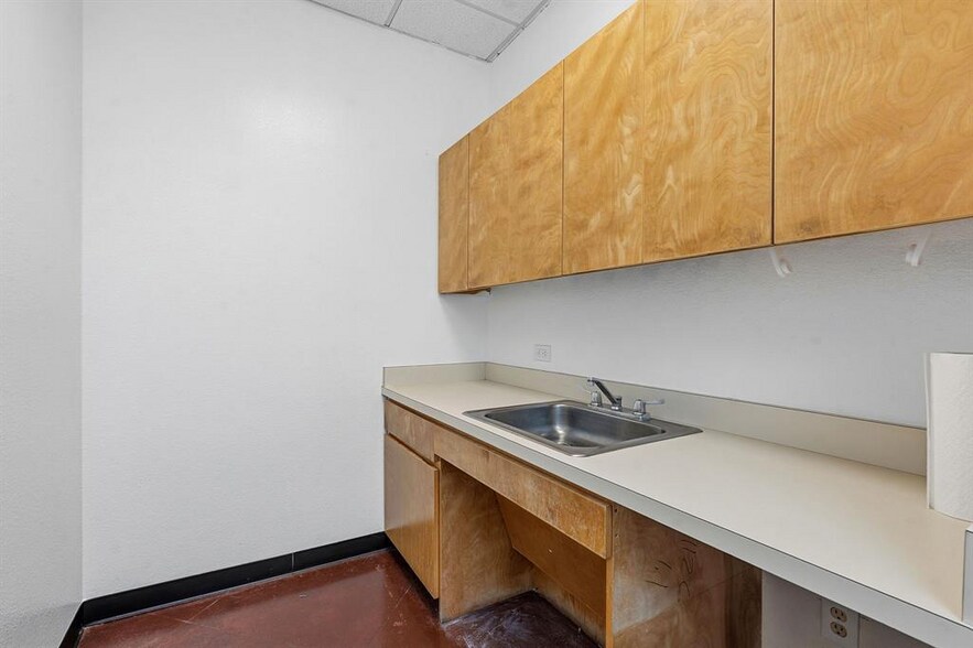 More Photos Of 2100 E Highway 290, Dripping Springs Flex For Lease