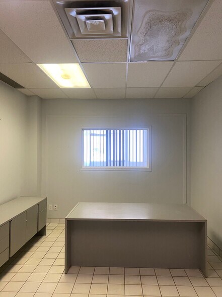 More Photos Of 1350 11 Av SW, Calgary Storefront For Sale