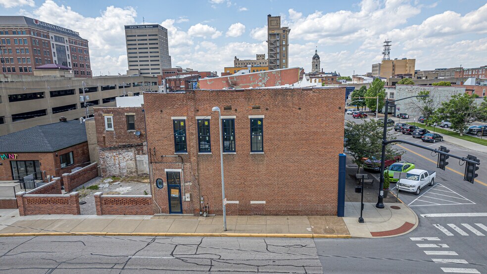 More Photos Of 129 SE 4th St, Evansville Storefront For Lease