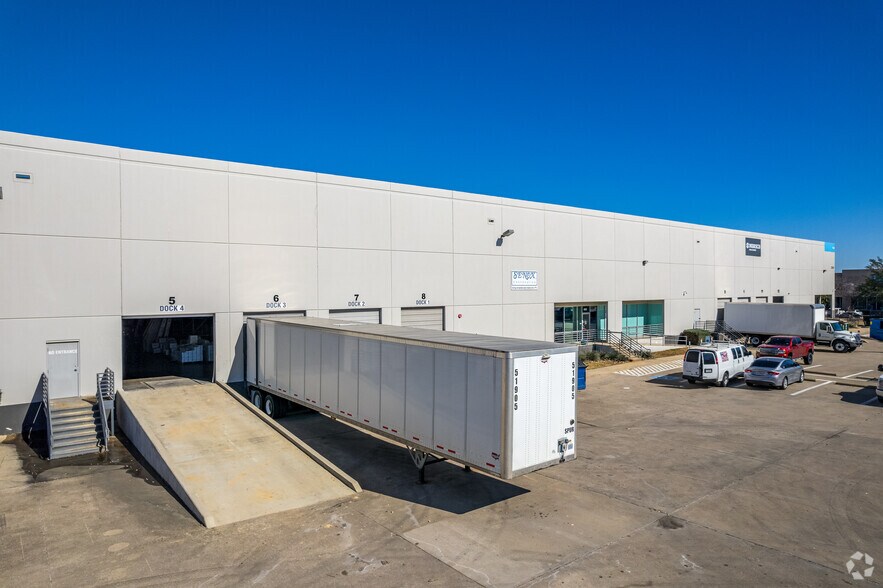 More Photos Of 3301 Wood Dr, Garland Distribution For Lease