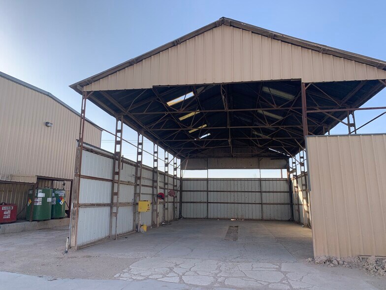 More Photos Of 1622 W 2nd St, Odessa Warehouse For Lease