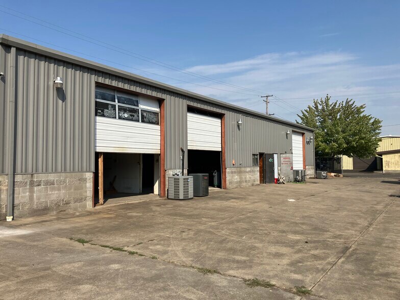 More Photos Of 1440 32nd St, Springfield Industrial For Sale