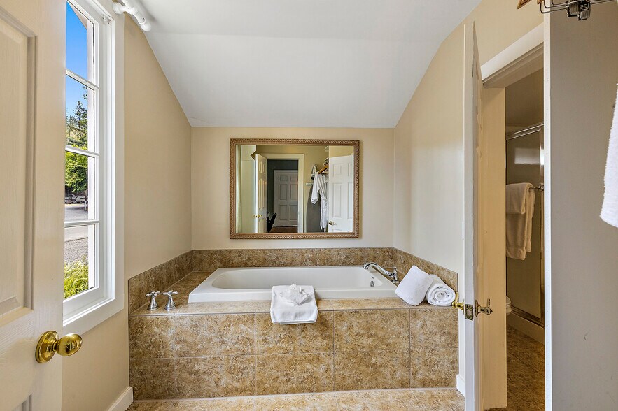 More Photos Of 240 E California St, Jacksonville Hotel For Sale