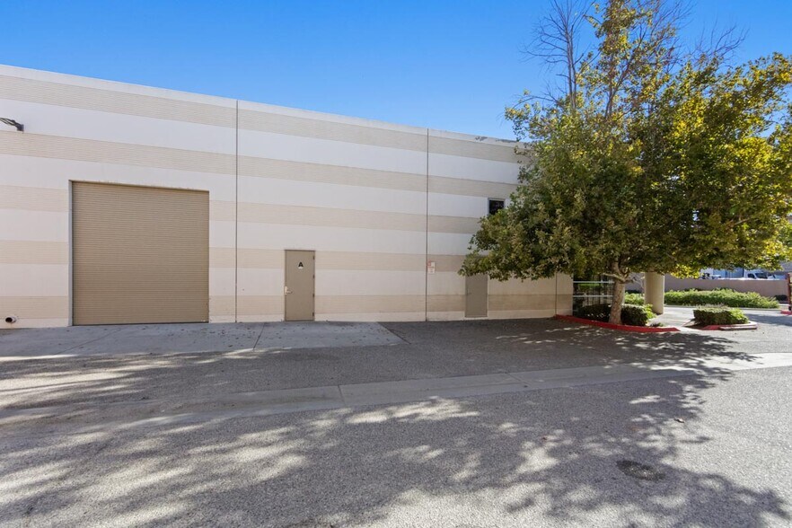 More Photos Of 661 Cochran St, Simi Valley Manufacturing For Sale