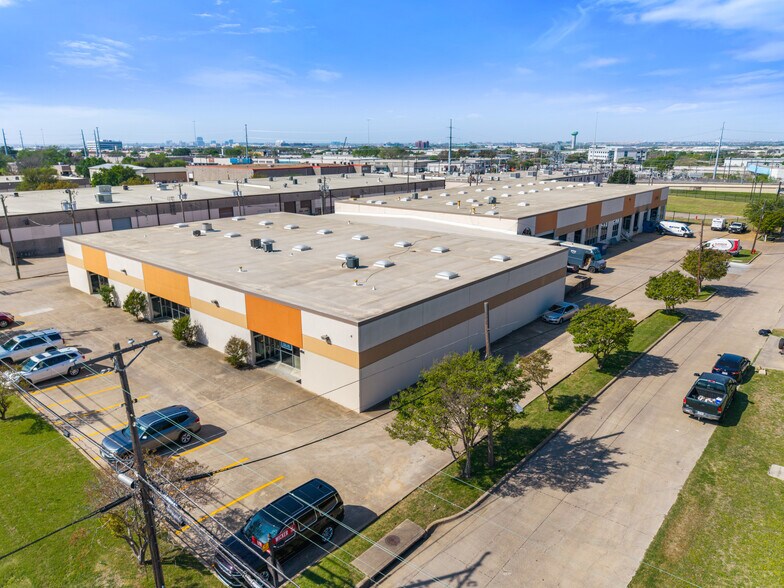 More Photos Of 13777 Bee St, Farmers Branch Warehouse For Lease