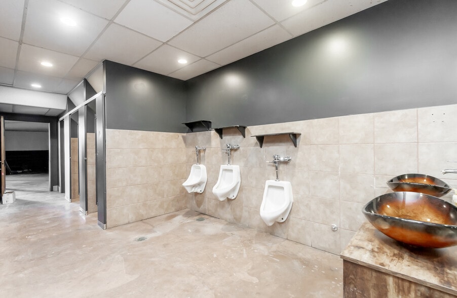 More Photos Of 1032 Story Ave, Louisville Bar For Lease