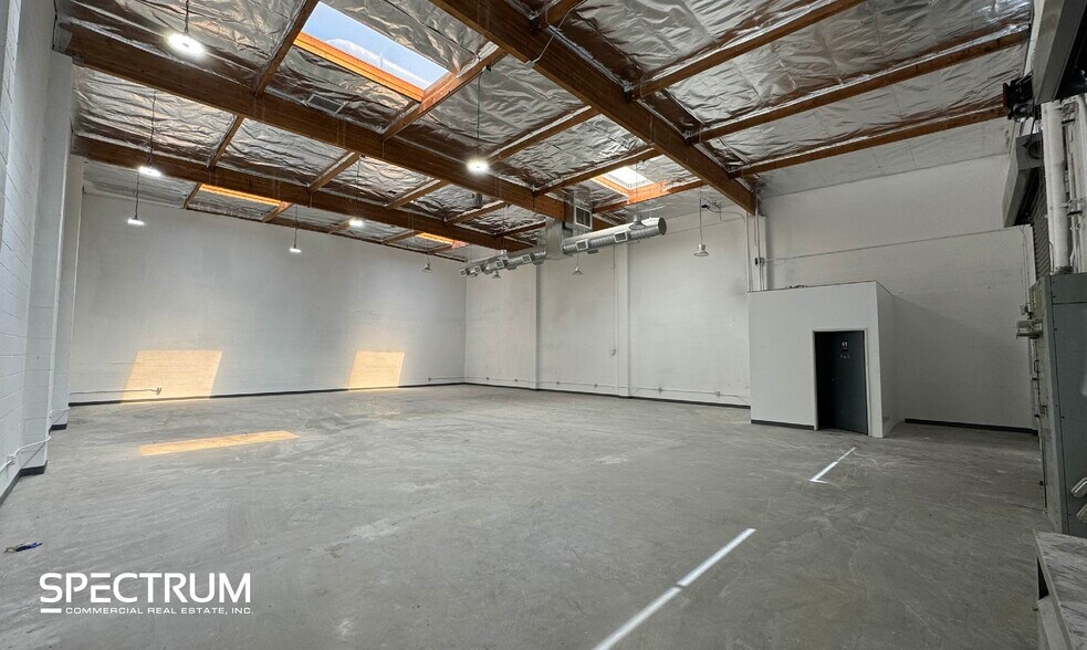More Photos Of 15927-15929 Arminta St, Van Nuys Manufacturing For Lease