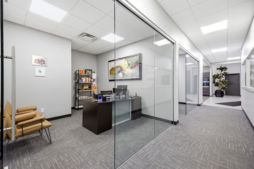 More Photos Of 326 SE Douglas St, Lees Summit Office For Sale