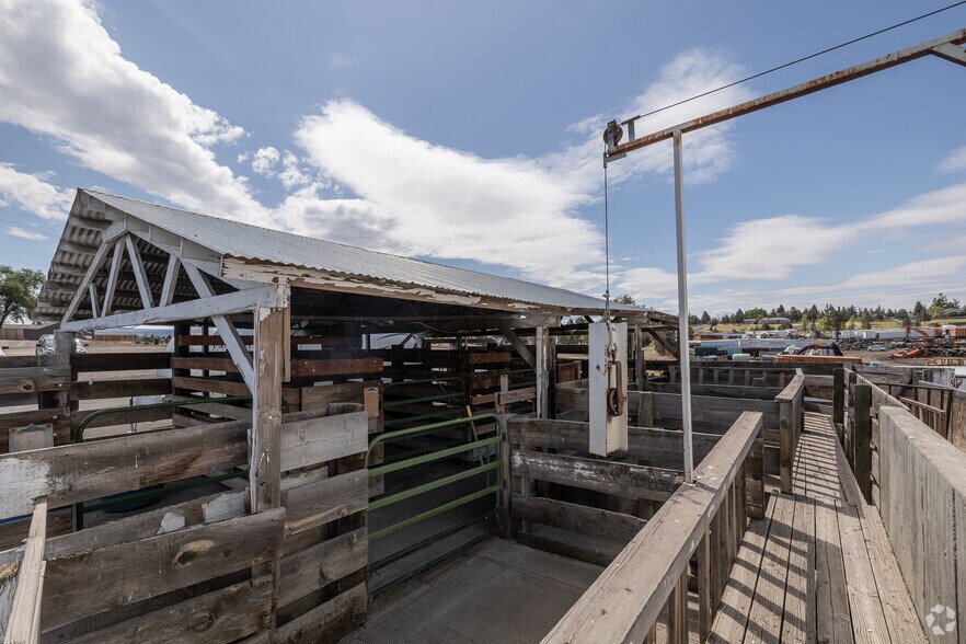 More Photos Of 1762 S Adams Dr, Madras Manufacturing For Sale