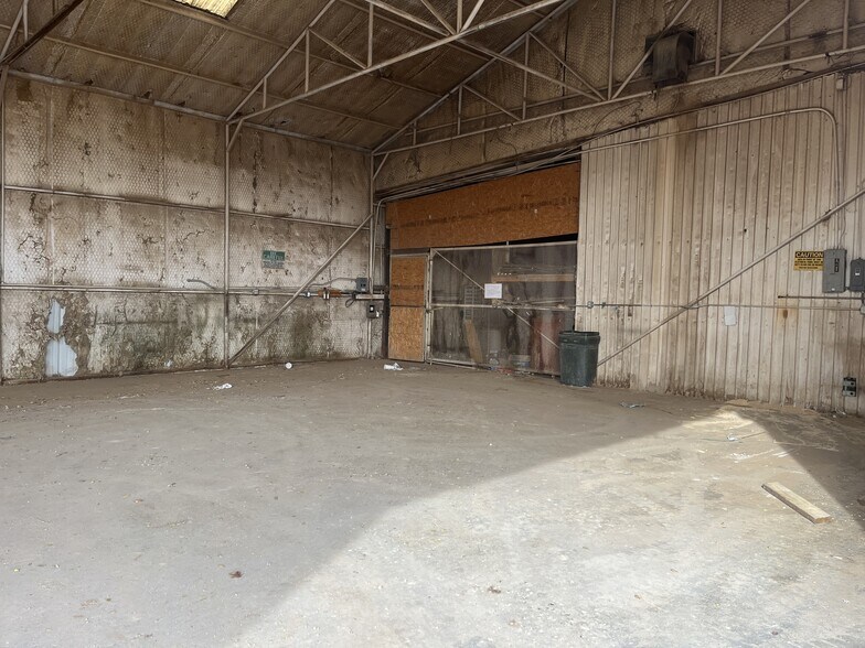 More Photos Of 1012 E Waylon Jennings Blvd, Littlefield Industrial For Sale