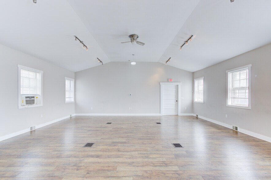 More Photos Of 2520 Rochester Rd, Royal Oak Office For Lease