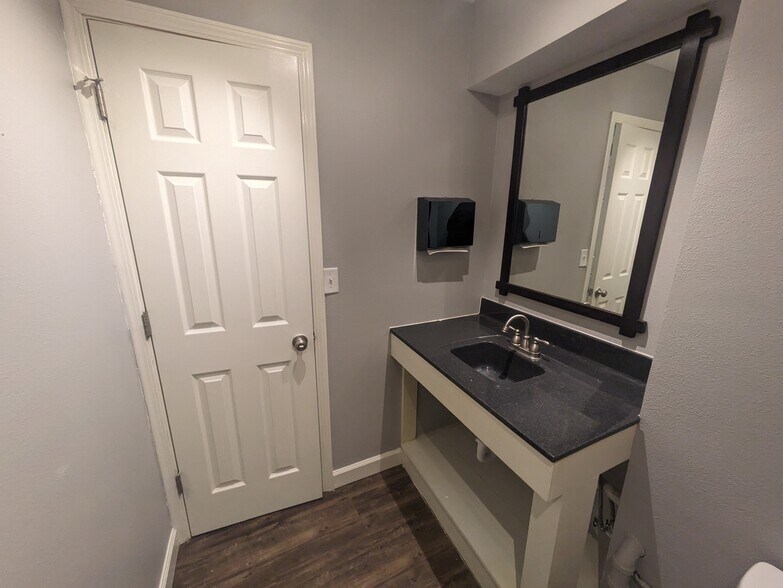 More Photos Of 545 Sherman St, Emporia Office For Lease