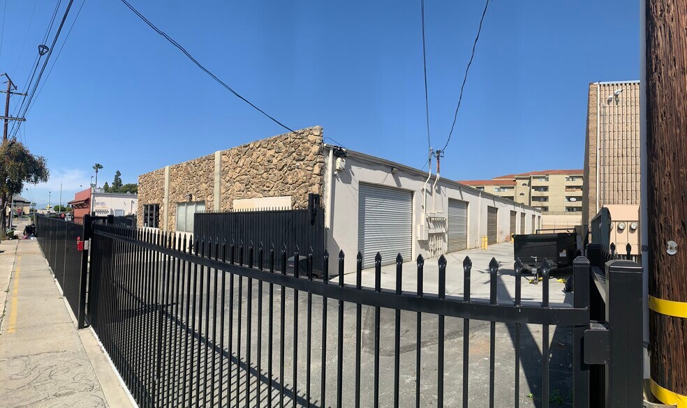 More Photos Of 11020-11040 Mercantile Ave, Stanton Warehouse For Lease