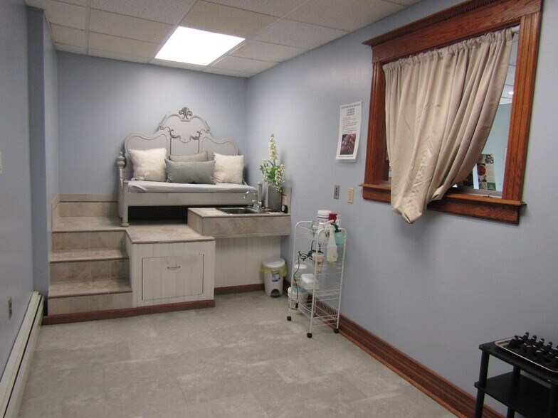 More Photos Of 30 Taylor St, Troy Freestanding For Sale