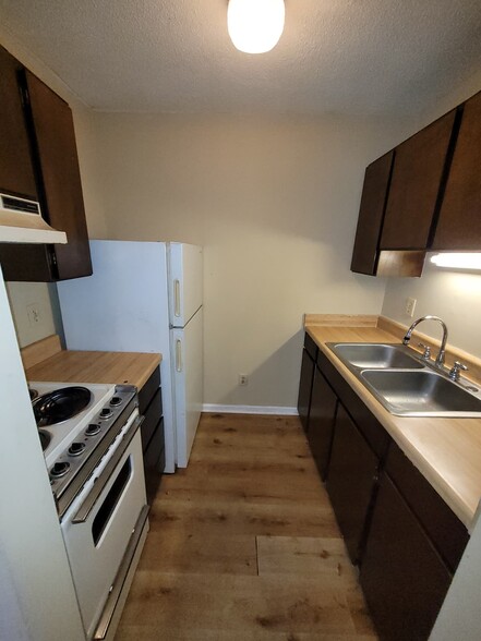 More Photos Of 2003 Woodcrest St, Greensboro Apartments For Sale