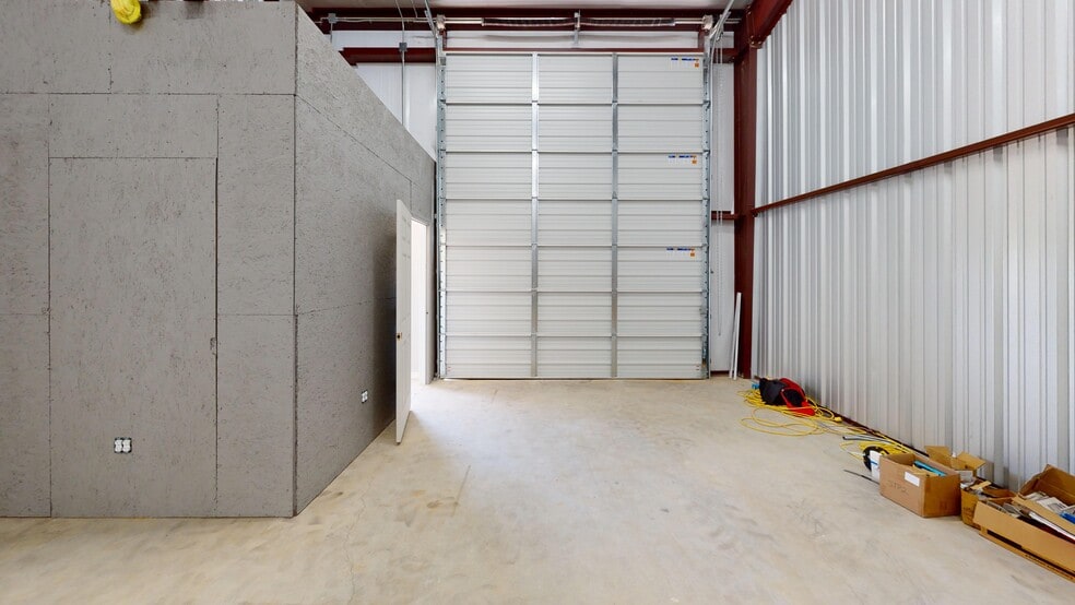 More Photos Of 10263 US Highway 69 N, Tyler Warehouse For Lease