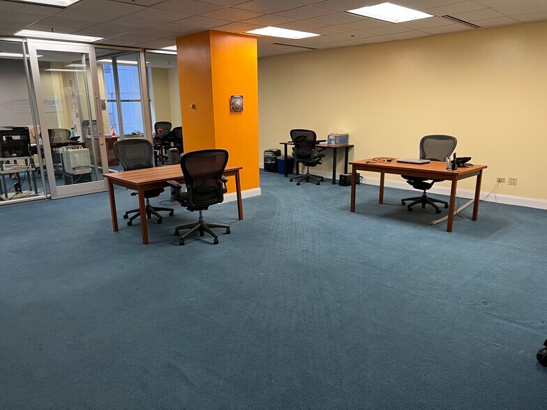 More Photos Of 211 W Wacker Dr, Chicago Office For Lease
