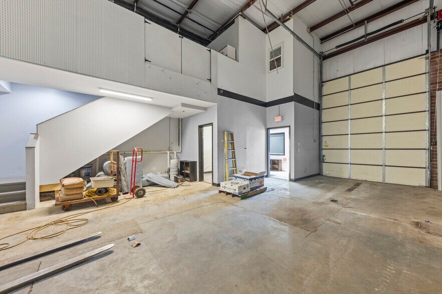 More Photos Of 25553 Wolf's Crossing Rd, Plainfield Warehouse For Lease