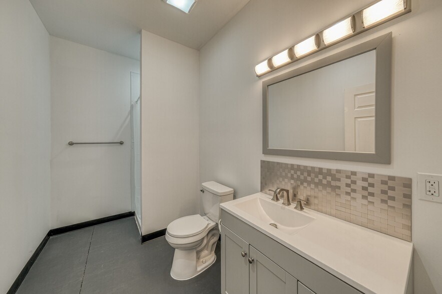 More Photos Of 109 Bennett Hills Dr, Weatherford Warehouse For Sale