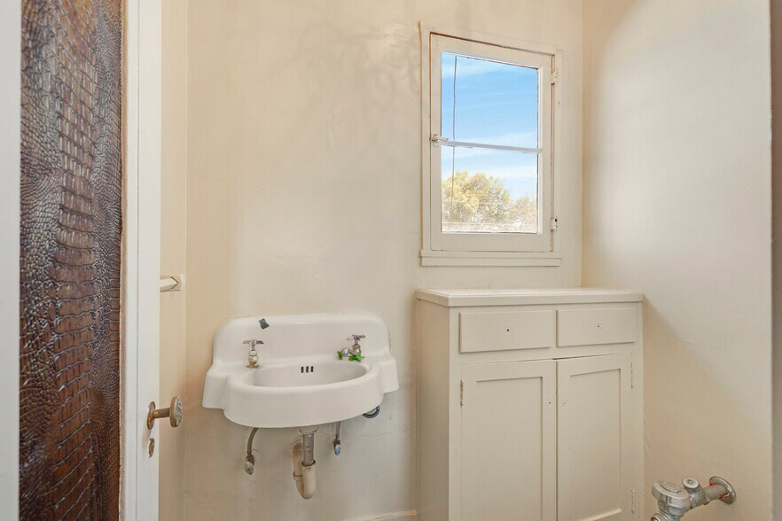 More Photos Of 4261 Leimert Blvd, Los Angeles Apartments For Sale