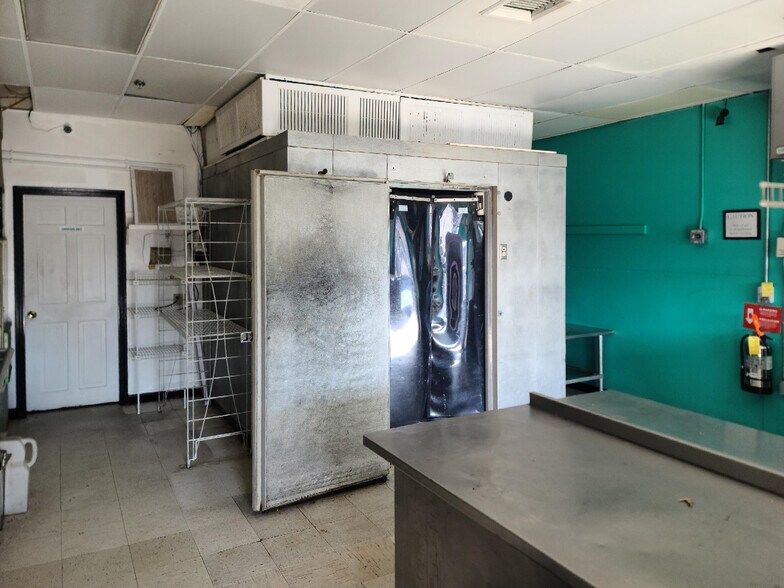 More Photos Of 40 Industry Rd, Marstons Mills Office For Sale