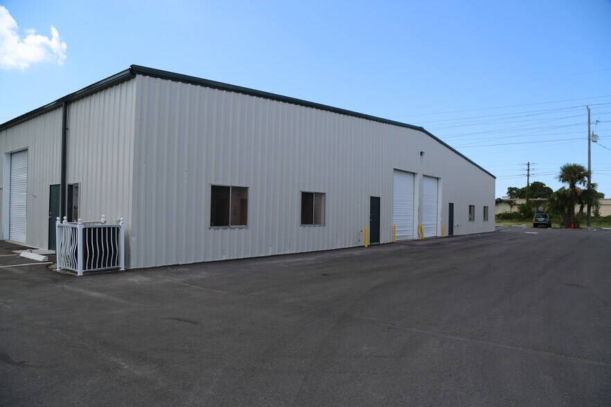 More Photos Of 4755 Mercantile Ave, Naples Unknown For Lease