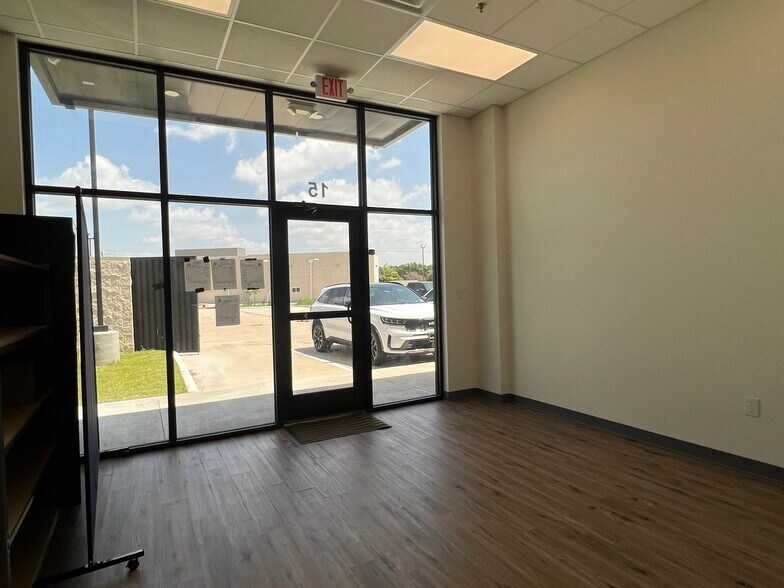 More Photos Of 4227 S Main St, Stafford Showroom For Lease