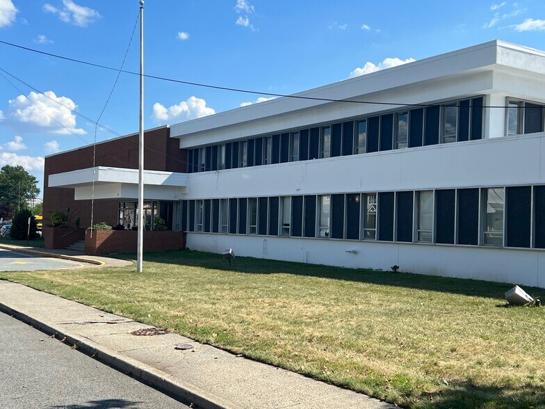More Photos Of 199 Scoles Ave, Clifton Specialty For Lease