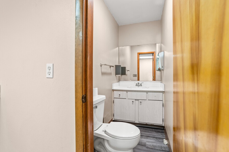 More Photos Of 105 Sycamore St, Medway Medical For Sale