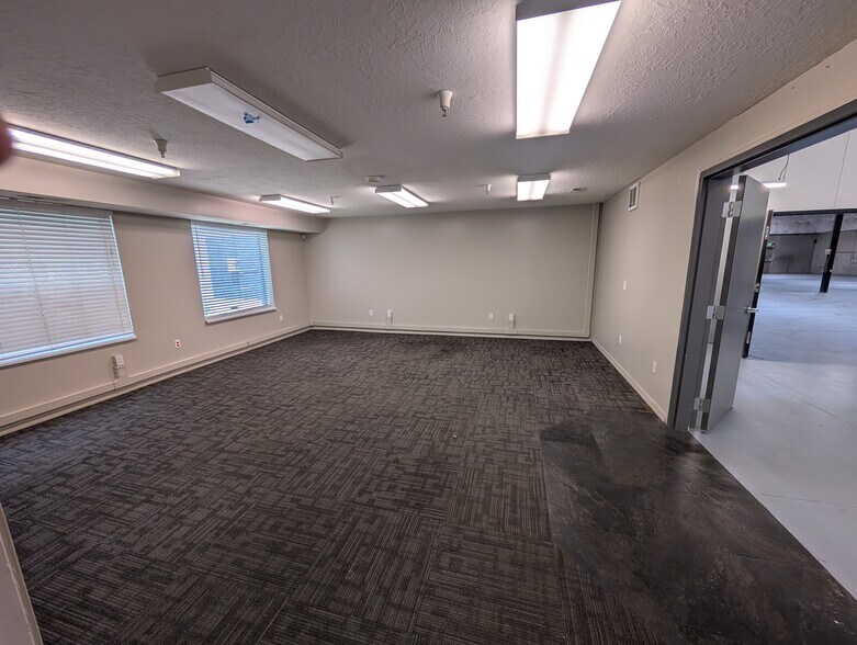 More Photos Of 649 W 9400 S, Sandy Warehouse For Lease