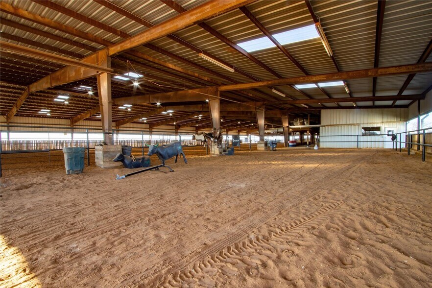 More Photos Of 7206 S FM 51, Boyd Veterinarian Kennel For Sale