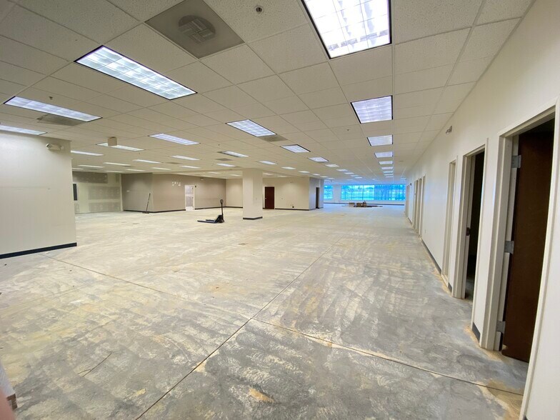 More Photos Of 8020 Tyler Blvd, Mentor Flex For Lease