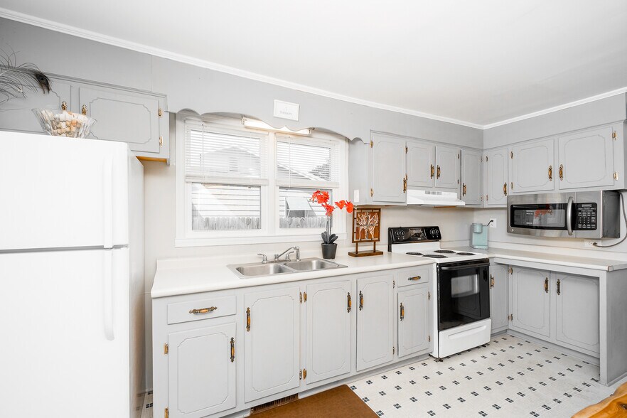 More Photos Of 1113 Lennoxville Rd, Beaufort Loft Creative Space For Sale