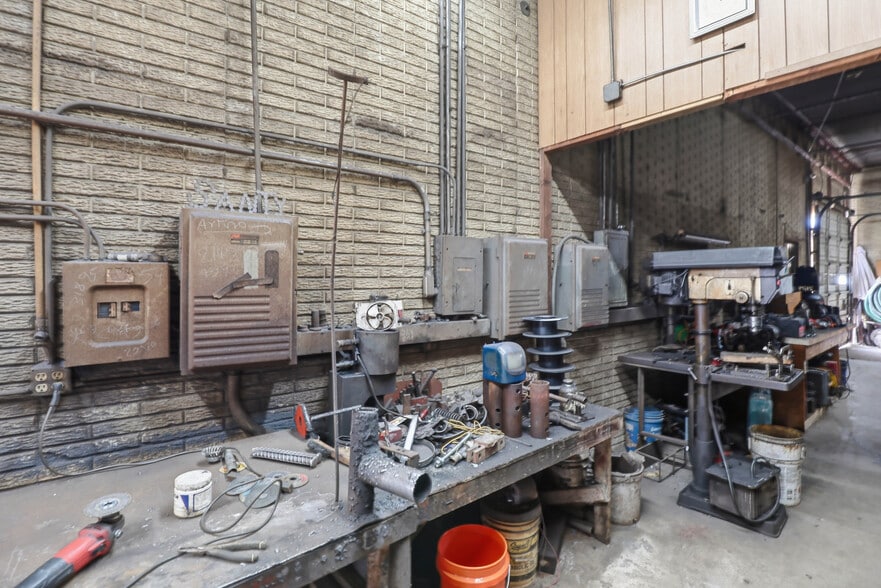 More Photos Of 3616-3618 Dividend Dr, Garland Manufacturing For Sale