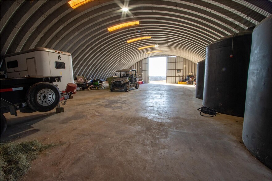 More Photos Of 7206 S FM 51, Boyd Veterinarian Kennel For Sale