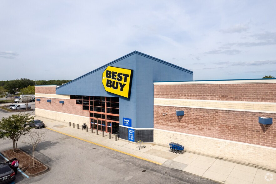 More Photos Of 8151 Blanding Blvd, Jacksonville Unknown For Lease