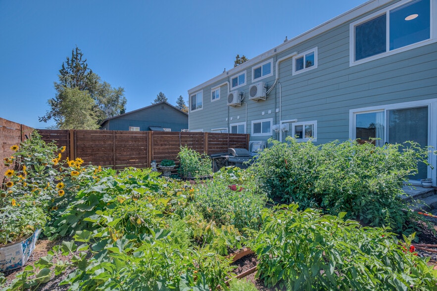 More Photos Of 404 SE Railroad St, Bend Apartments For Sale