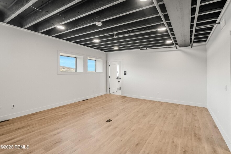 More Photos Of 4554 Forestdale Dr, Park City Showroom For Sale