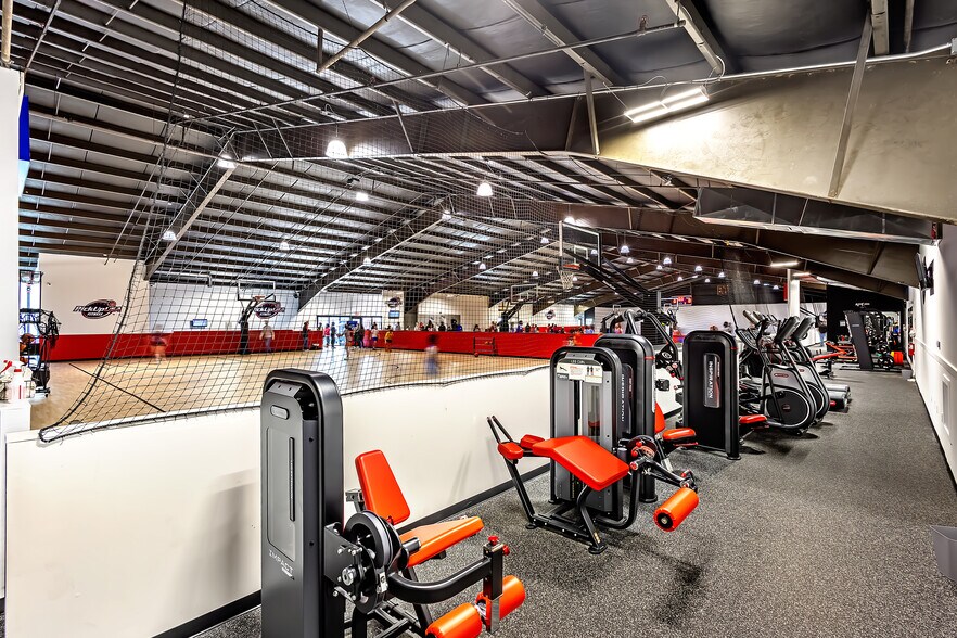 More Photos Of 6970 N Broadway St, Kansas City Showroom For Lease