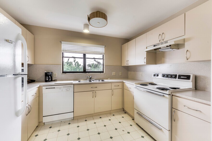 More Photos Of 1149 Periwinkle Way, Sanibel Office For Sale