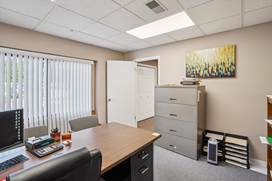 More Photos Of 2721 SW 30th St, Des Moines Office For Sale
